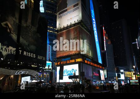 Manhattans Chaos explodiert in Farbe. Neonschilder und Theaterzelte tauchen den Times Square in ein blendendes Licht, eine lebhafte Bühne voller Touristen, ta Stockfoto