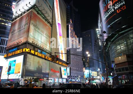 Manhattans Herz pocht vor Licht. Der Times Square explodiert in einem Kaleidoskop aus Neon- und Videobildschirmen, ein blendendes Unterhaltungsversprechen für die ci Stockfoto
