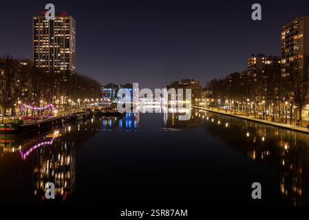 Nachtblick auf das Bassin de la Villette in Paris Stockfoto