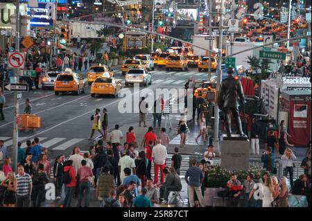 Eine rote Broadway Snack Box mit Text und Pfeilen dominiert eine geschäftige Kreuzung am Times Square in New York, Manhattan. Die Beschilderung dient als Touristeninformation Stockfoto