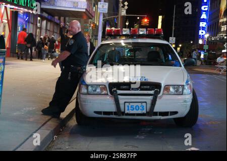 Ein Ford Crown Victoria Polizeiauto der NYPD. Der Text „IGÅRD“ ist auf dem Fahrzeug zu sehen, zusammen mit einem Preisschild von $7,99. Das könnte ein Spielzeugauto zum Sammeln sein oder Stockfoto