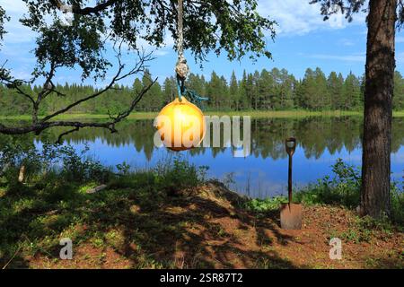 Gelbe Schaukel in der Natur. Wald und Bäume. Sommerzeit. Jämtland, Schweden, Skandinavien, Europa. Stockfoto