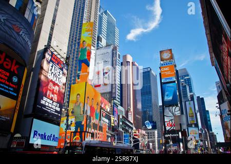 Im Herzen von New York City strotzt der Times Square in Manhattan vor Energie. Hoch aufragende Wolkenkratzer sind mit lebhaften Werbemitteln beputzt, die schaffen Stockfoto