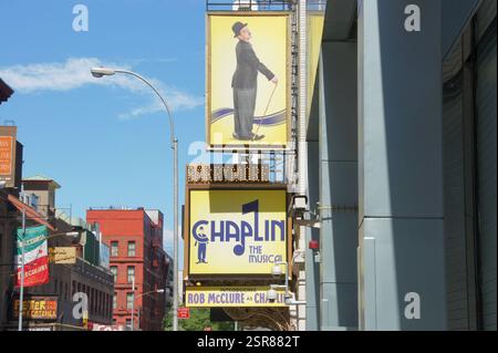 Auf dem New Yorker Times Square, einer großen digitalen Plakattafel, wird „Chaplin: The Musical“ geworben, möglicherweise mit Rob McClure. Alternativ kann ein pe verwendet werden Stockfoto