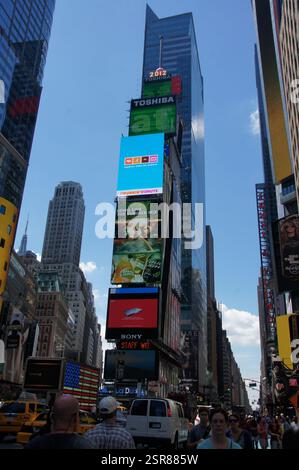 Eine riesige Werbetafel in New York, Manhattan, wirbt für Dunkin' Donuts Sommermix, perfekt für die warme Jahreszeit in der pulsierenden Stadt. Die di Stockfoto