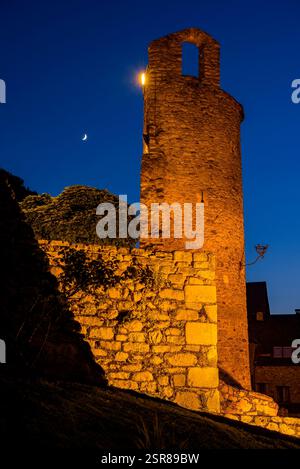 Schloss Arties, neben der Kirche Santa Maria d'Arties, zur blauen Stunde und Nacht (Aran-Tal, Lleida, Katalonien, Spanien, Pyrenäen) Stockfoto