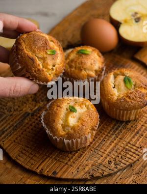 Leckere kleine Zimt-Muffins mit frischen Apfelstücken. Traditionelles deutsches Rezept. Stockfoto