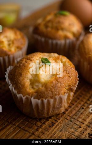 Leckere kleine Zimt-Muffins mit frischen Apfelstücken. Traditionelles deutsches Rezept. Stockfoto