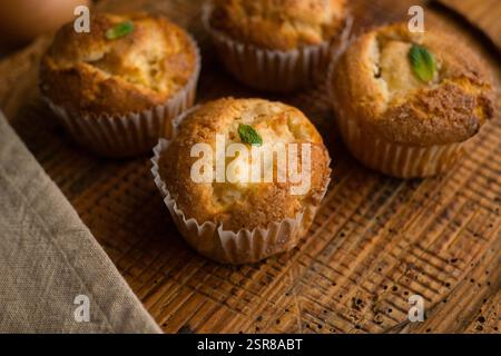 Leckere kleine Zimt-Muffins mit frischen Apfelstücken. Traditionelles deutsches Rezept. Stockfoto