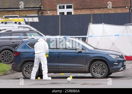 Ein forensischer Offizier vor dem Three Horseshoes Pub in Knockholt, Sevenoaks in Kent, nachdem am Freitag kurz nach 19:00 Uhr die Rettungsdienste gerufen wurden. Ein männlicher Verdächtiger ist vom Tatort geflohen und muss noch gefunden werden. Bilddatum: Samstag, 15. Februar 2025. Stockfoto