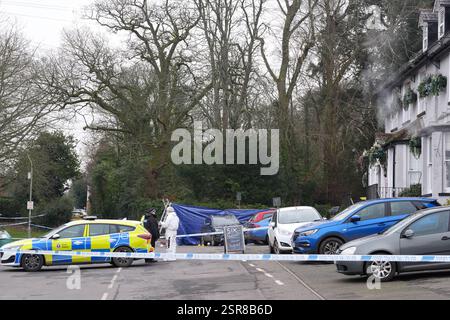 Ein forensischer Offizier vor dem Three Horseshoes Pub in Knockholt, Sevenoaks in Kent, nachdem am Freitag kurz nach 19:00 Uhr die Rettungsdienste gerufen wurden. Ein männlicher Verdächtiger ist vom Tatort geflohen und muss noch gefunden werden. Bilddatum: Samstag, 15. Februar 2025. Stockfoto