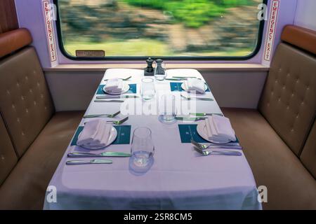 Tisch für Mittagessen im Restaurantwagen des Rocky Mountaineer-Zuges zwischen Vancouver und Kamloops, British Columbia, Kanada. Stockfoto
