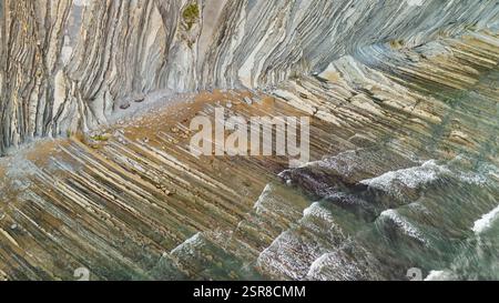 Blick aus der Vogelperspektive auf den wunderschönen Strand Playa de Sakoneta, Baskenland, Spanien Stockfoto