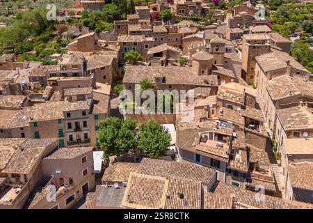 Blick aus der Vogelperspektive auf das malerische Bergdorf Fornalutx, Mallorca, Spanien. Stockfoto