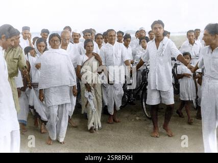 Mahatma Gandhi mit Mitarbeitern in Juhu Beach, Mumbai, Maharashtra, Indien, Asien, Mai 1944, Asien Stockfoto