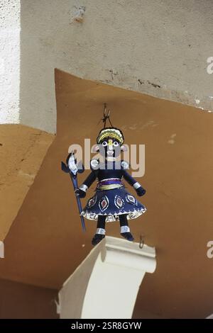 Daemon Puppe außerhalb Dagadusheth Halwai Ganapati Tempel, Pune, Maharashtra, Indien, Asien Stockfoto