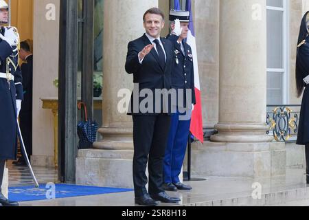 Paris, Frankreich. Februar 2025. Präsident Macron empfängt Kyriakos Mitsotakis, den Premierminister der Hellenischen Republik, im Elysée-Palast. Stockfoto