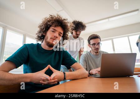 Eine Gruppe verschiedener Studenten, die gemeinsam studieren, oder ein Geschäftsteam, das gemeinsam an einem Projektplan am Arbeitsplatz arbeitet. Stockfoto