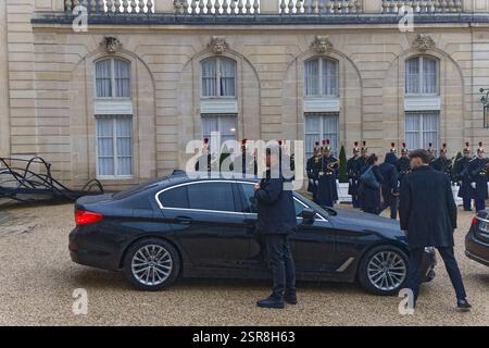 Paris, Frankreich. Februar 2025. Präsident Macron empfängt Kyriakos Mitsotakis, den Premierminister der Hellenischen Republik, im Elysée-Palast. Stockfoto