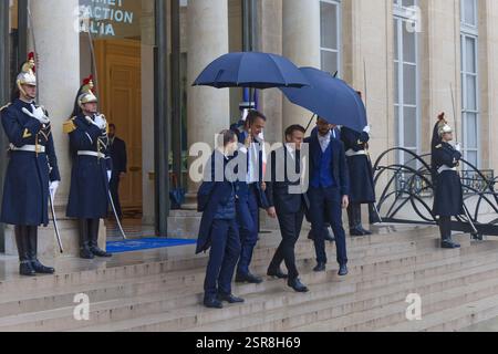 Paris, Frankreich. Februar 2025. Präsident Macron empfängt Kyriakos Mitsotakis, den Premierminister der Hellenischen Republik, im Elysée-Palast. Stockfoto
