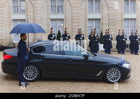 Paris, Frankreich. Februar 2025. Präsident Macron empfängt Kyriakos Mitsotakis, den Premierminister der Hellenischen Republik, im Elysée-Palast. Stockfoto