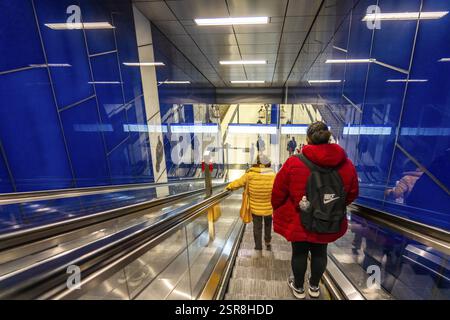 Moderner U-Bahnhof der Wehrhahnbahn, Schadowstraße, 6 neue Stationen, eröffnet 2016, der 3,4 km langen U-Bahn-Linie im Stadtzentrum Stockfoto