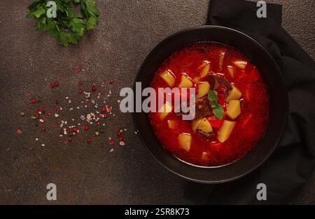 Fleischgulasch mit Kartoffeln und Karotten, süßer Pfeffer, traditionelle ungarische Suppe, hausgemacht, keine Leute Stockfoto
