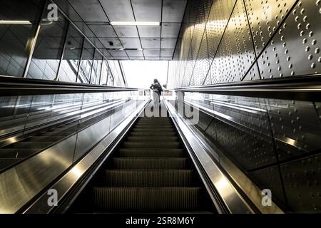 Moderner U-Bahnhof der Wehrhahn-Linie, Benrather Straße, 6 neue Stationen, 2016 eröffnet, der 3,4 km langen U-Bahn-Linie in der Stadt ce Stockfoto
