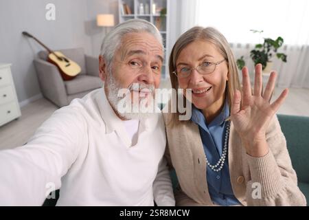Gerne ältere Paare, die zu Hause selfie Stockfoto
