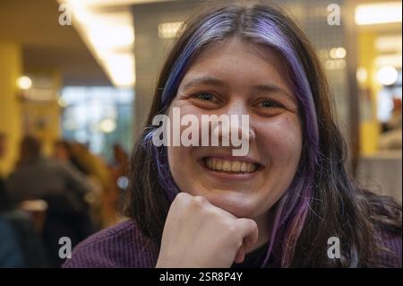 Porträt einer lachenden jungen Frau mit bunten Haar- und Nasenpiercing, Bayern, Deutschland, Europa Stockfoto