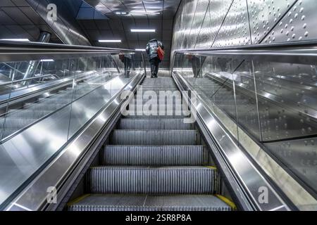 Moderner U-Bahnhof der Wehrhahn-Linie, Benrather Straße, 6 neue Stationen, 2016 eröffnet, der 3,4 km langen U-Bahn-Linie in der Stadt ce Stockfoto