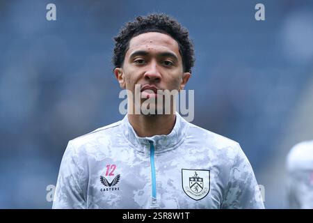 Preston, Großbritannien. Februar 2025. Bashir Humphreys von Burnley wärmt sich vor dem Sky Bet Championship Match Preston North End gegen Burnley in Deepdale, Preston, Vereinigtes Königreich, 15. Februar 2025 (Foto: Jorge Horsted/News Images) in Preston, Vereinigtes Königreich am 15. Februar 2025. (Foto: Jorge Horsted/News Images/SIPA USA) Credit: SIPA USA/Alamy Live News Stockfoto