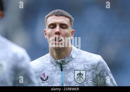 Preston, Großbritannien. Februar 2025. Maxime Estève von Burnley wärmt sich vor dem Sky Bet Championship Match Preston North End gegen Burnley in Deepdale, Preston, Großbritannien, 15. Februar 2025 (Foto: Jorge Horsted/News Images) in Preston, Großbritannien am 15. Februar 2025. (Foto: Jorge Horsted/News Images/SIPA USA) Credit: SIPA USA/Alamy Live News Stockfoto