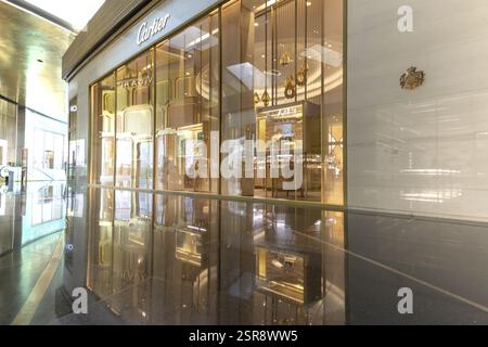 Cartier Shop mit luxuriösen Schaufensterauslagen, IconSiam Einkaufszentrum, Khlong San Viertel, Thonburi, Bangkok Stockfoto