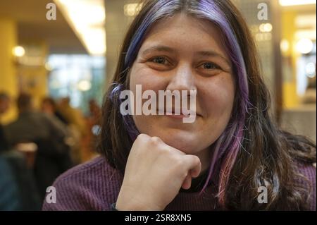 Porträt einer lächelnden jungen Frau mit bunt gefärbten Haaren und Nasenpiercing, Bayern, Deutschland, Europa Stockfoto