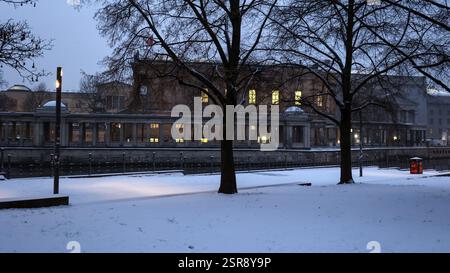 Blick vom schneebedeckten Monbijou Park auf die alte Nationalgalerie, Berlin, 13.02.2025, Berlin, Berlin, Deutschland, Europa Stockfoto