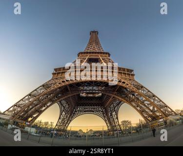 Paris, Frankreich - 14. Januar 2025: Blick auf den Eiffelturm mit Weitwinkelkamera Stockfoto