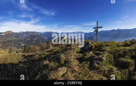Drohnenaufnahme, Gipfelkreuz auf dem Schwarzen Berg mit Blick auf das Lammertal mit Dachsteinmassiv und Tennengebirge, Golling, Osterhorngruppe, Salzbur Stockfoto