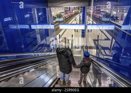 Moderner U-Bahnhof der Wehrhahnbahn, Schadowstraße, 6 neue Stationen, eröffnet 2016, der 3,4 km langen U-Bahn-Linie im Stadtzentrum Stockfoto