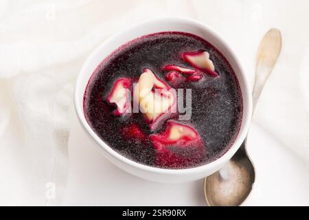 Weihnachtssuppe mit Rote Bete, Borscht mit kleinen Knödeln mit Pilzfüllung Stockfoto
