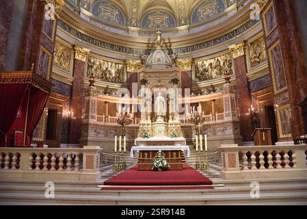 Budapest Stadt, ungarische Hauptstadt - Inneres des Stephansdoms, reich mit goldenen Elementen dekoriert. Stockfoto