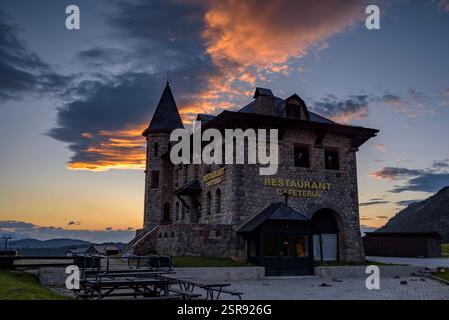 Sommersonnenuntergang am Bonaigua-Pass (Aran-Tal - Pallars Sobirà, Lleida, Katalonien, Spanien, Pyrenäen) ESP: Atardecer en el puerto de la Bonaigua Stockfoto