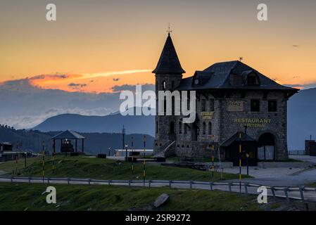 Sommersonnenuntergang am Bonaigua-Pass (Aran-Tal - Pallars Sobirà, Lleida, Katalonien, Spanien, Pyrenäen) ESP: Atardecer en el puerto de la Bonaigua Stockfoto