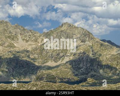 Aus der Vogelperspektive auf den Gipfel des Tuc de Saburó aus dem Tal des Vall Fosca (Pallars Jussà, Lleida, Katalonien, Spanien, Pyrenäen) Stockfoto