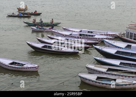 Boote geparkt, Varanasi, Uttar Pradesh, Indien, Asien Stockfoto