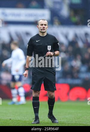 Preston, Großbritannien. Februar 2025. Match Schiedsrichter Andrew Kitchen während des Sky Bet Championship Matches Preston North End gegen Burnley in Deepdale, Preston, Großbritannien, 15. Februar 2025 (Foto: Jorge Horsted/News Images) in Preston, Großbritannien am 15. Februar 2025. (Foto: Jorge Horsted/News Images/SIPA USA) Credit: SIPA USA/Alamy Live News Stockfoto