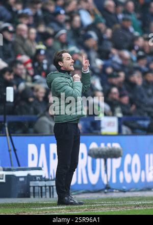 Preston, Großbritannien. Februar 2025. Scott Parker Manager von Burnley während des Sky Bet Championship Matches Preston North End gegen Burnley in Deepdale, Preston, Vereinigtes Königreich, 15. Februar 2025 (Foto: Jorge Horsted/News Images) in Preston, Vereinigtes Königreich am 15. Februar 2025. (Foto: Jorge Horsted/News Images/SIPA USA) Credit: SIPA USA/Alamy Live News Stockfoto