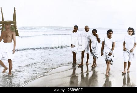 Mahatma Gandhi mit Mitarbeitern in Juhu Beach, Mumbai, Maharashtra, Indien, Asien, Mai 1944, Asien Stockfoto