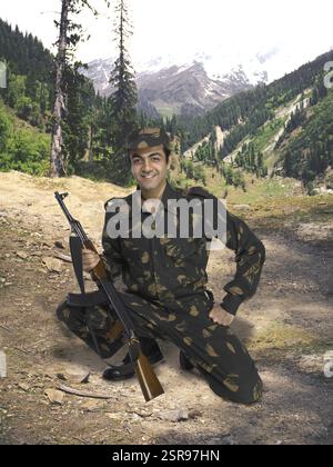 Indischer Armeesoldat Ak-47 Maschinengewehr in der Hand Berg im Hintergrund MR Stockfoto