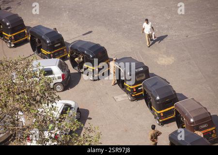 Auto-rikschas in der Warteschlange in Chembur, Mumbai, Maharashtra, Indien, Asien Stockfoto